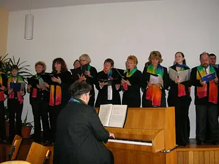 Ein Chor tritt auf